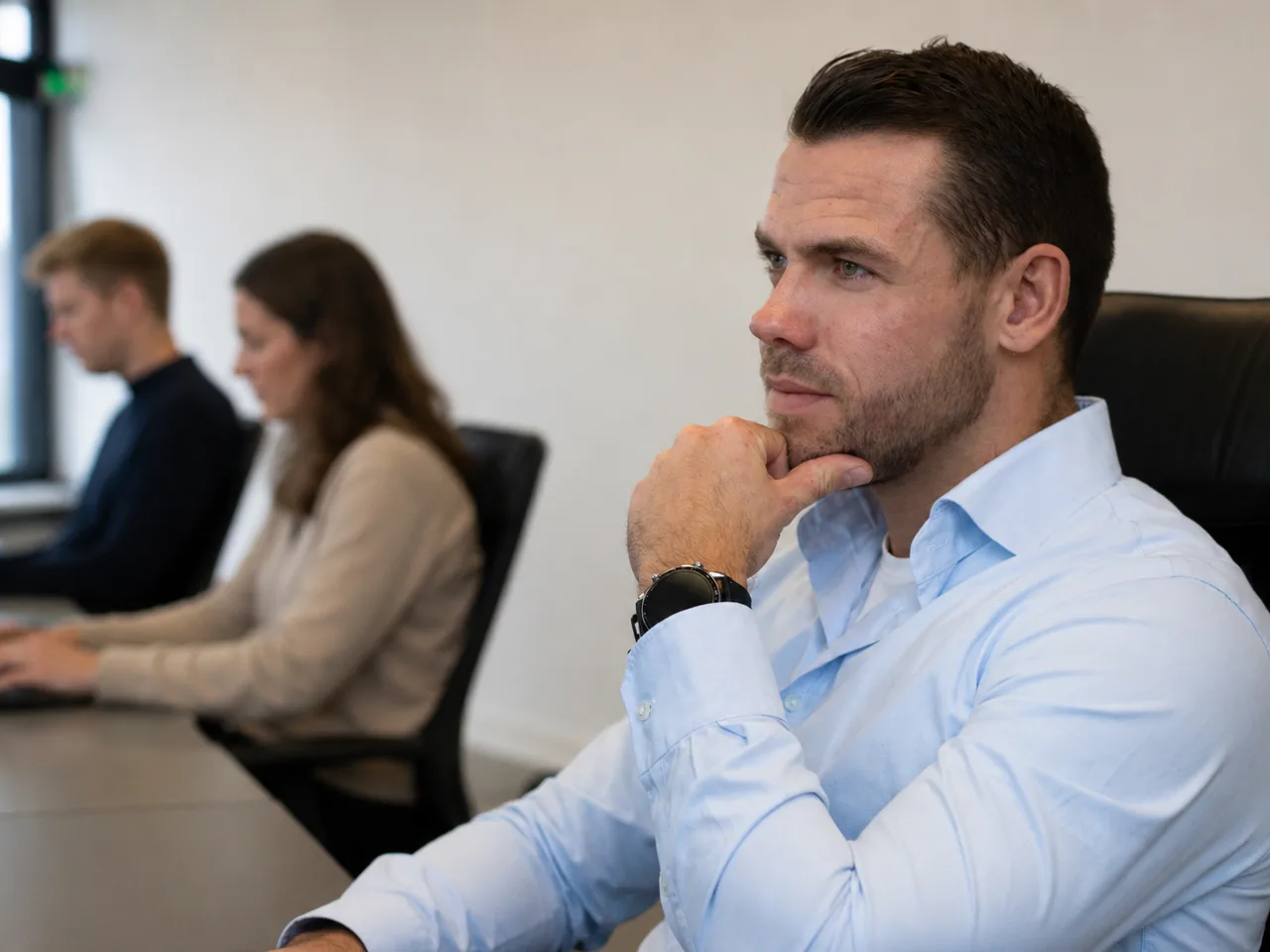 Thomas Haring geconcentreerd aan het werk op kantoor bij Online Meer Succes